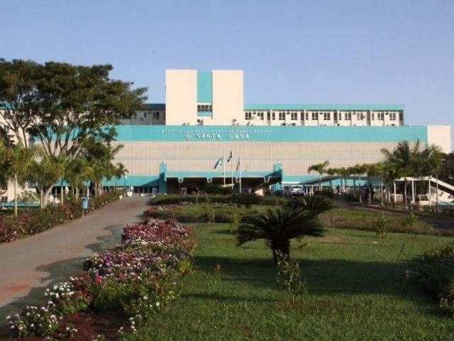 Preso agride policiais com barra de ferro e tenta fugir da Santa Casa