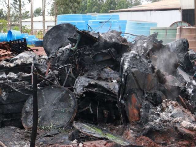 Bombeiros j&aacute; usaram 5 mil litros de &aacute;gua para resfriar escombros em Indubrasil
