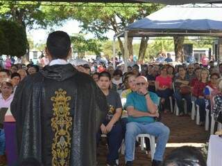 Missa celebrada nesta sexta no cemitério Bom Jeus (Foto: Vinícius Araújo/Dourados News)