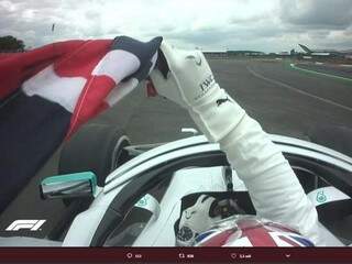 Hamilton levanta bandeira da Inglaterra ao venceu corrida (Foto: Formula 1/Twitter)
