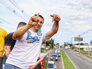 Comandante Moisés durante carreata de campanha (Foto: Facebook/Divulgação)