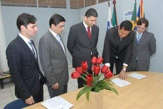 Agora ex-presidente, Leonardo Duarte acompanha posse administrativa da nova diretoria da OAB/MS. (Foto: Divulgação)