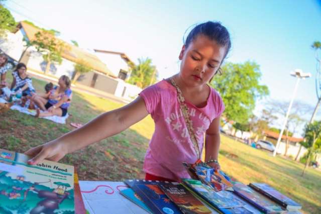 Aos 8 anos, Joana vende os livros em parques e pra&ccedil;as para comprar novos