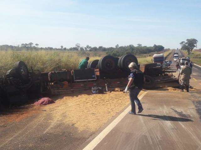 Condutor morre ap&oacute;s caminh&atilde;o com soja capotar na BR-267