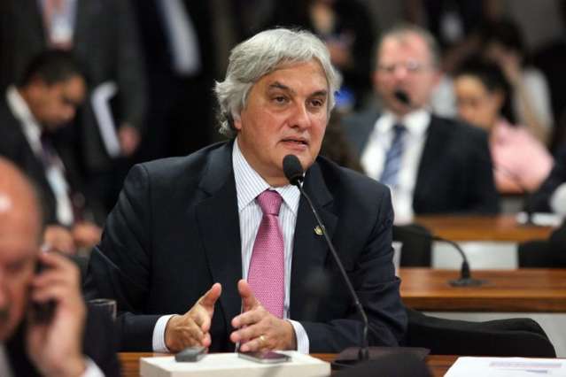 Senador diz que est&aacute; &quot;arrumando a casa&quot; e acredita que PT vai superar crise
