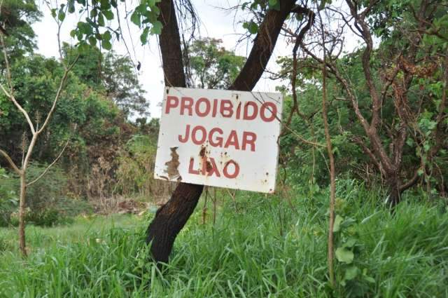 Ruas se transformam em novo lix&atilde;o e t&ecirc;m at&eacute; ossada de gado e rem&eacute;dios