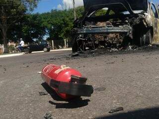 Carro pegou fogo rapidamente e assustou família que pretendia ir para Maracaju (Foto: Liniker Ribeiro)