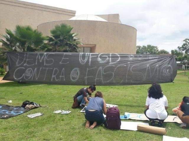 Protesto tem pano preto no &quot;paliteiro&quot;, monumento na entrada da UFMS