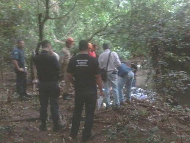 Pescadores encontram corpo de mulher enroscado em galhos dentro de c&oacute;rrego