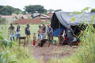 Índios que ocupam terreno particular próximo à reserva de Dourados (Foto: Eliel Oliveira)