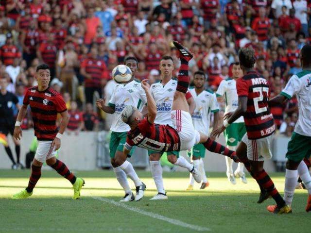 Diego marca de bicicleta e Flamengo goleia Cabofriense pela Taça Guanabara