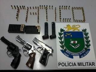 Armas e munições foram encontradas com traficante. (Fotos: Divulgação/PM)