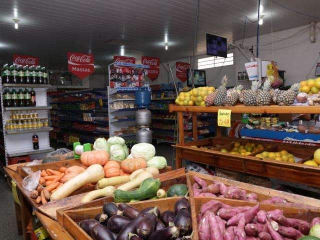 Engolidos pelas redes, mercadinhos sobrevivem com clientes de caderneta