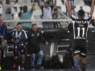 Erik comemorando seu golaço na partida que teve direito a chuva intensa. (Foto: SantosFC) 