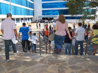 Candidatos chegam com antecedência para exame da Ordem. (Foto: Simão Nogueira)