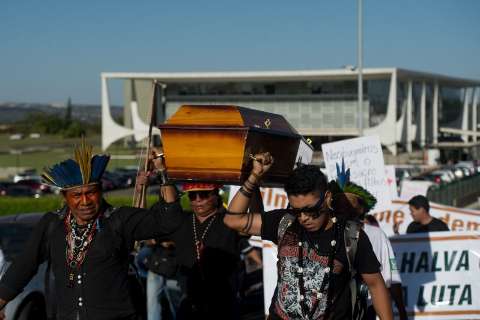 Carregando caixão, índios vão ao STF por demarcação de Ñanderú Marangatú