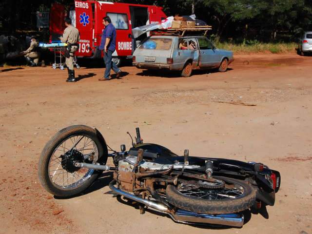  Motociclista fica em estado grave em colis&atilde;o com Belina, na 163