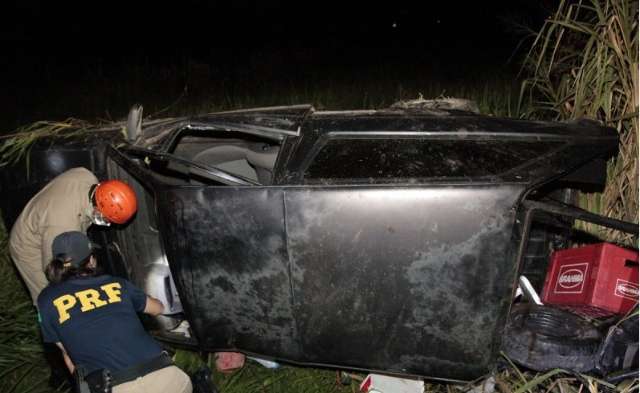 Homem embriagado perde controle de dire&ccedil;&atilde;o e capota ve&iacute;culo na BR-163