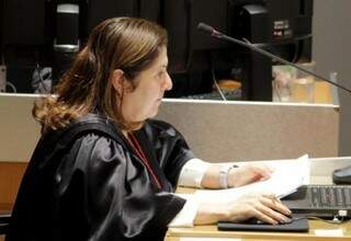 Desembargadora Elizabete Anache, relatora do processo, durante julgamento (Foto: TJMS/Divulgação)