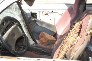 Uma das pedras usadas na tentativa de destruir veículo da vítima, que foi levado ao Cepol. (Danúbia Burema)