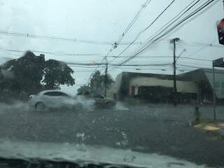 No cruzamento das ruas Antônio Maria Coelho e Alagoas, chuva forte (Foto: Guilherme Henri)