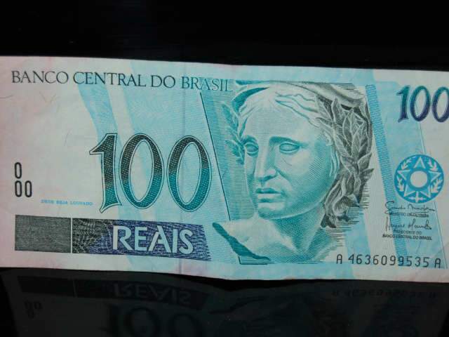  Bombeiro saca nota manchada em caixa eletr&ocirc;nico no Bonan&ccedil;a
