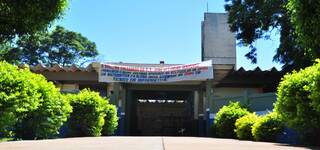 Fachada da escola pública onde Fael estudou até 2001. (Foto: João Garrigó)