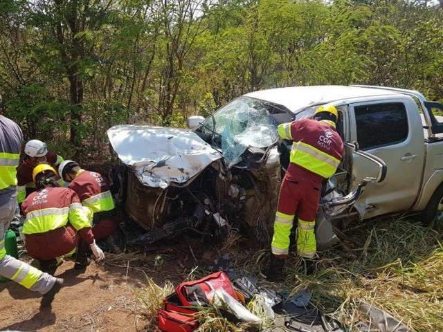 Condutor de Hilux morre depois de colidir com carro e carreta na BR-163