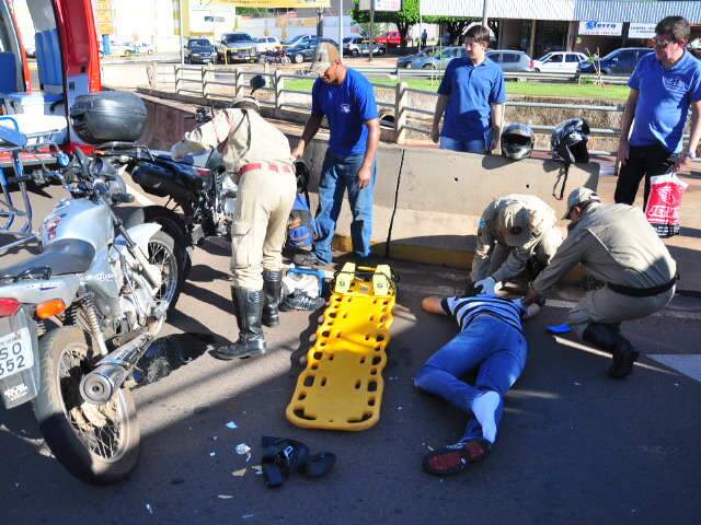 Acidente deixa motociclista ferido e tumultua tr&acirc;nsito em duas vias
