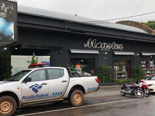 Empres&aacute;rio &eacute; preso por clonar placa de viatura da Receita Federal 