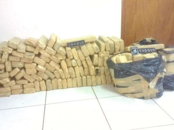 Caminhonete e 135 quilos de maconha s&atilde;o apreendidos em casa 