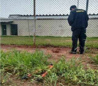 Agente penitenciário ao lado de grade no complexo da Gameleira, em Campo Grande. (Foto: Divulgação)