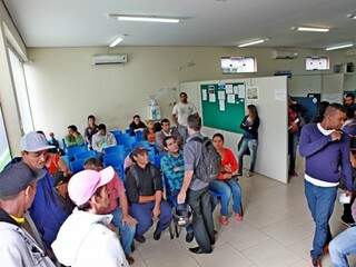 Trabalhadores foram ao Ciat ontem para iniciar contratações. (Foto: Jornal do Povo)