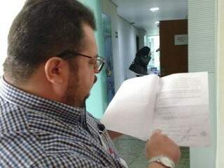 Dirigente sindical mostra documento com pedido de expulsão. (Foto: Leonardo Rocha).