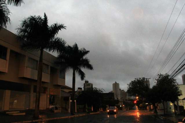   Segunda-feira amanhece com chuva e previs&atilde;o &eacute; de decl&iacute;nio na temperatura 