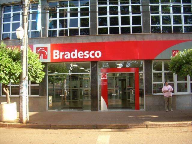 Ju&iacute;za estadual condena dois bancos por demora de clientes na fila