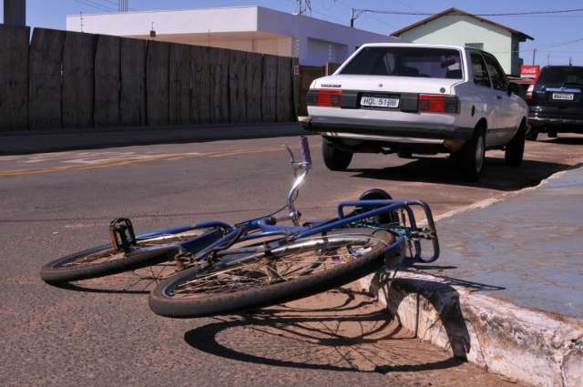 Ciclista desequilibra, bate em carro e sobrinho na garupa fica ferido