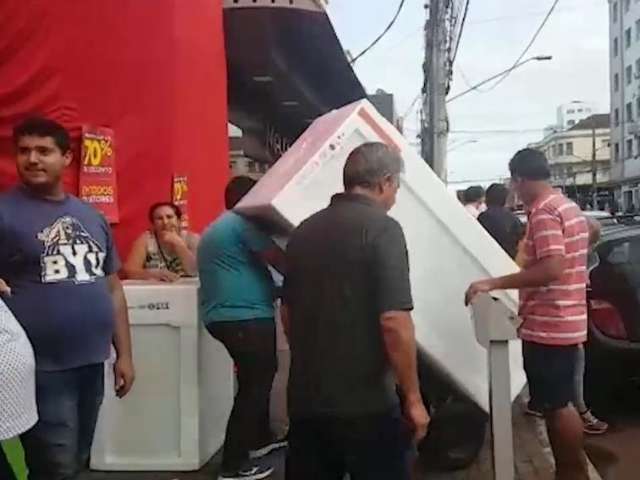 Fretistas &ldquo;pegam carona&rdquo; em liquida&ccedil;&atilde;o no Centro para lucrar