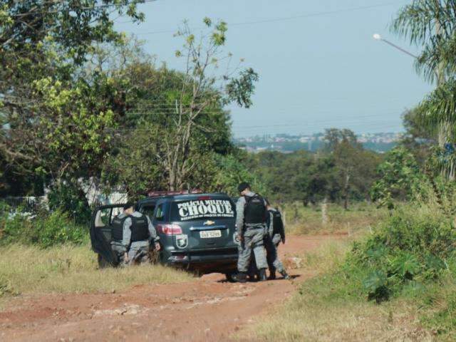 Ca&ccedil;a do Choque a homem armado tem tiros e correria no Vivendas do Parque