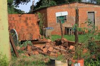 Muro de casa foi destruído pela chuva (Foto: Marina Pacheco)