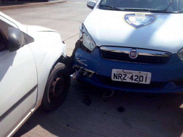 Mulher dirige b&ecirc;bada e bate em viatura parada da guarda municipal 