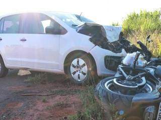 Carro ficou com a parte frontal destruída. Piloto da motocicleta morreu na hora. (Foto: Henrique Kawaminami)