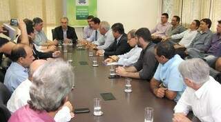 Governador Reinaldo Azambuja junto com representantes do setor empresarial (Foto: Divulgação)