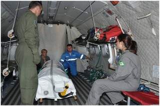 Avião SC-105 Amazonas do Esquadrão Pelicano recebeu preparação especial para fazer o transporte do paciente. (Foto:Divulgação/FAB)
