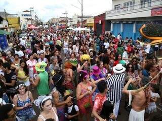 Multidão desfila em bloco de Carnaval na região central, no sábado. (Foto: Marcos Hermínio)