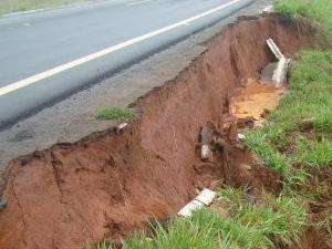 Eros&atilde;o avan&ccedil;a e amea&ccedil;a engolir rodovia conhecida como &ldquo;Guaira-Por&atilde;&rdquo;
