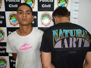 O adolescente (de costas) que confessou o homicídio ao lado do parceiro de assaltos, Evandro Batista (Foto: Osvaldo Duarte/Dourados News)