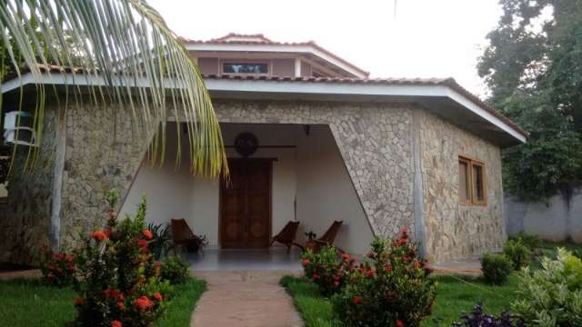 Para refrescar ambientes, marceneiro construiu casa em forma de pent&aacute;gono