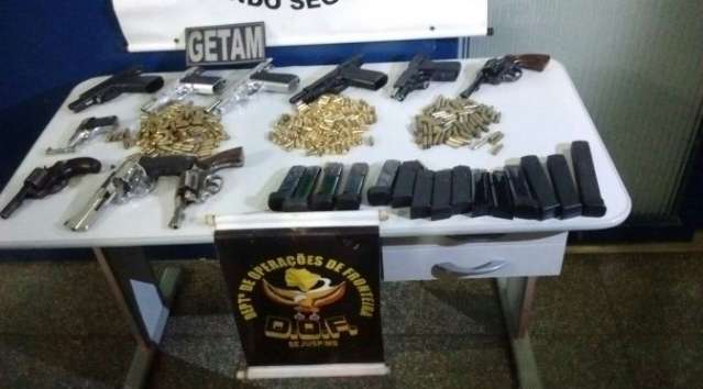 Pol&iacute;cia encontra armas e muni&ccedil;&otilde;es enterradas em casas de ciganos