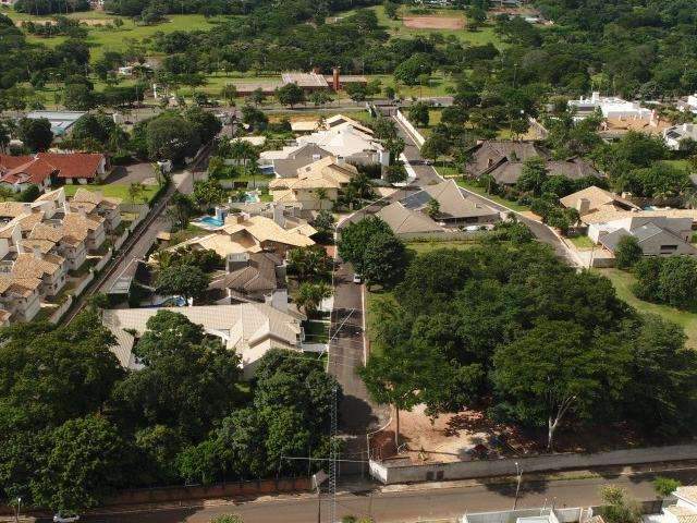 Rua privatizada em condom&iacute;nio de luxo tem nova &ldquo;briga&rdquo; entre vizinhos 